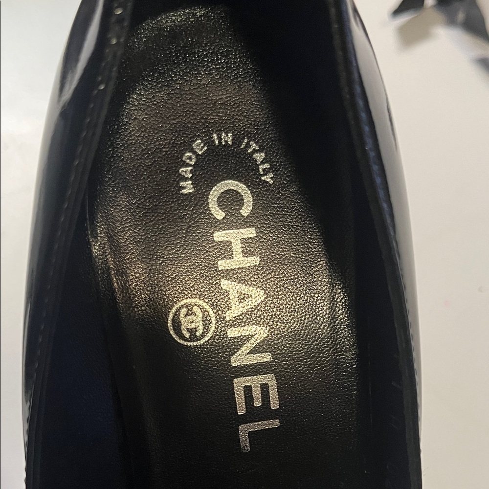CHANEL Black Heels with Cream Toe Cap - Picture 2 of 8